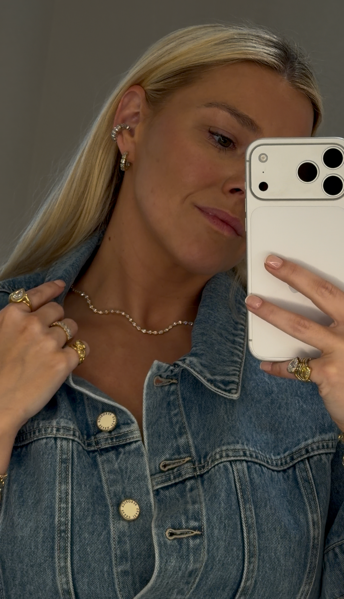 WOMAN WEARING A WAVE LAB DIAMOND NECKLACE