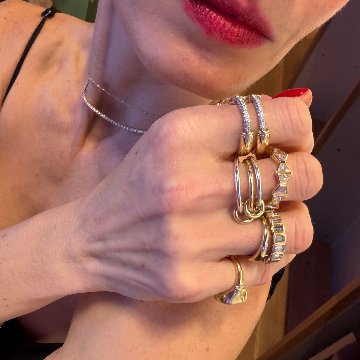 WOMAN STACKING RINGS