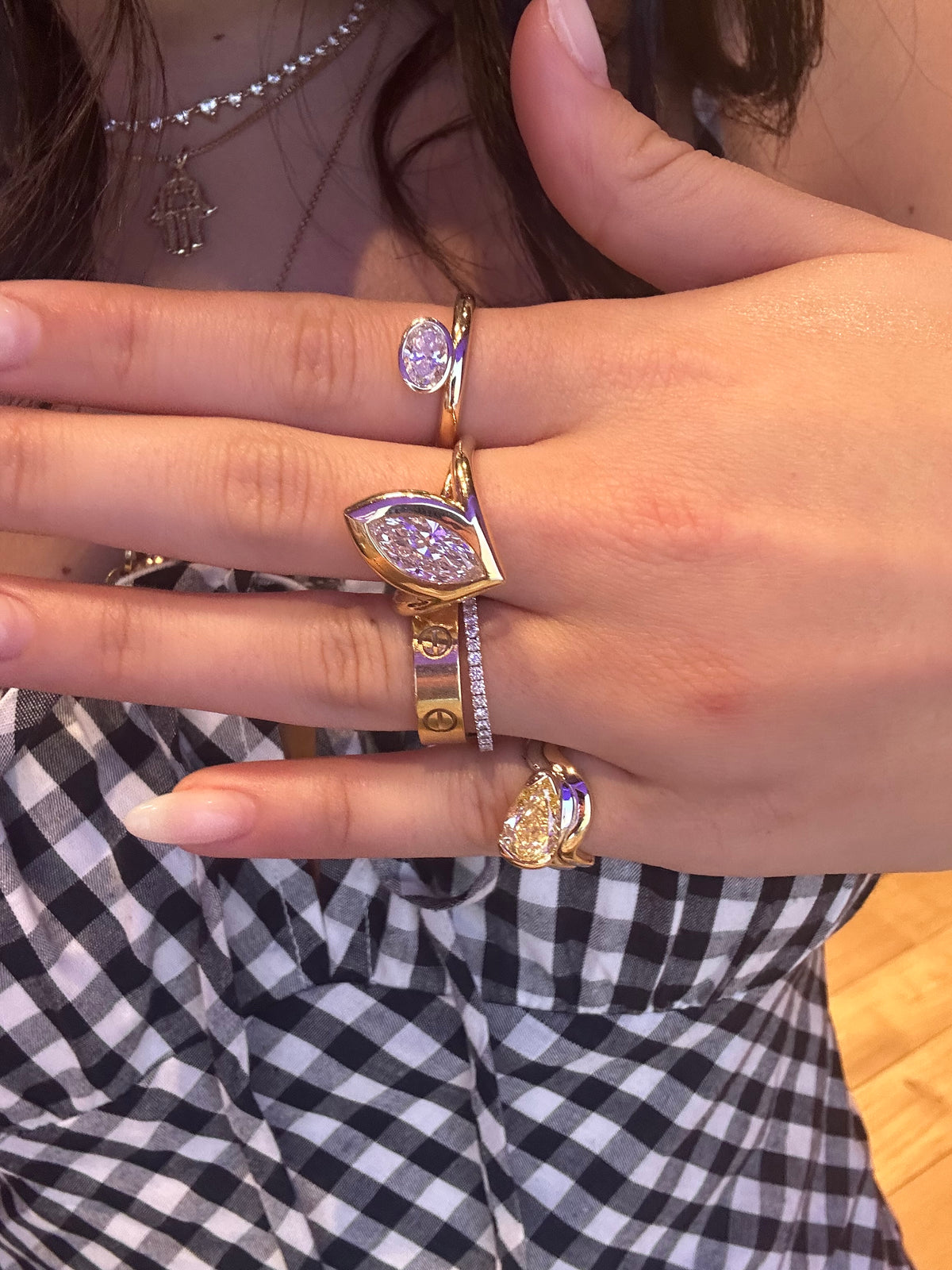 Influencer mostlyshopping stacking sette on every finger