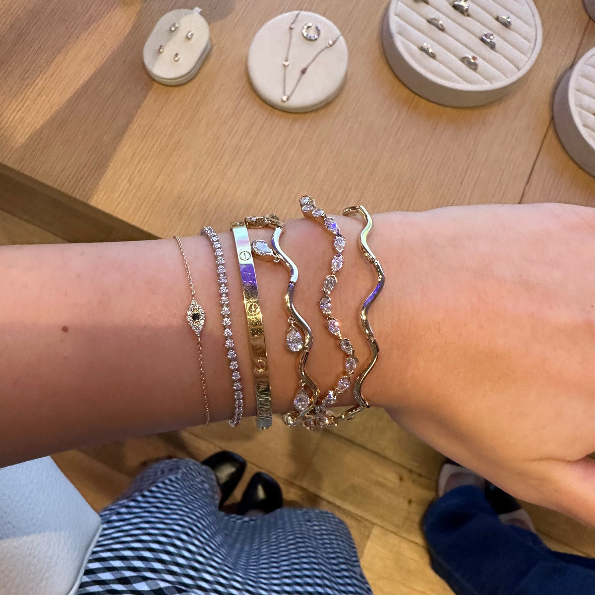 WOMAN STACKING BRACELETS