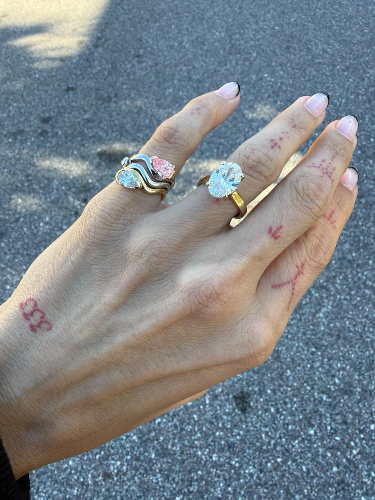 Influencer Gionna stacking her 1carat with the rest of the stack